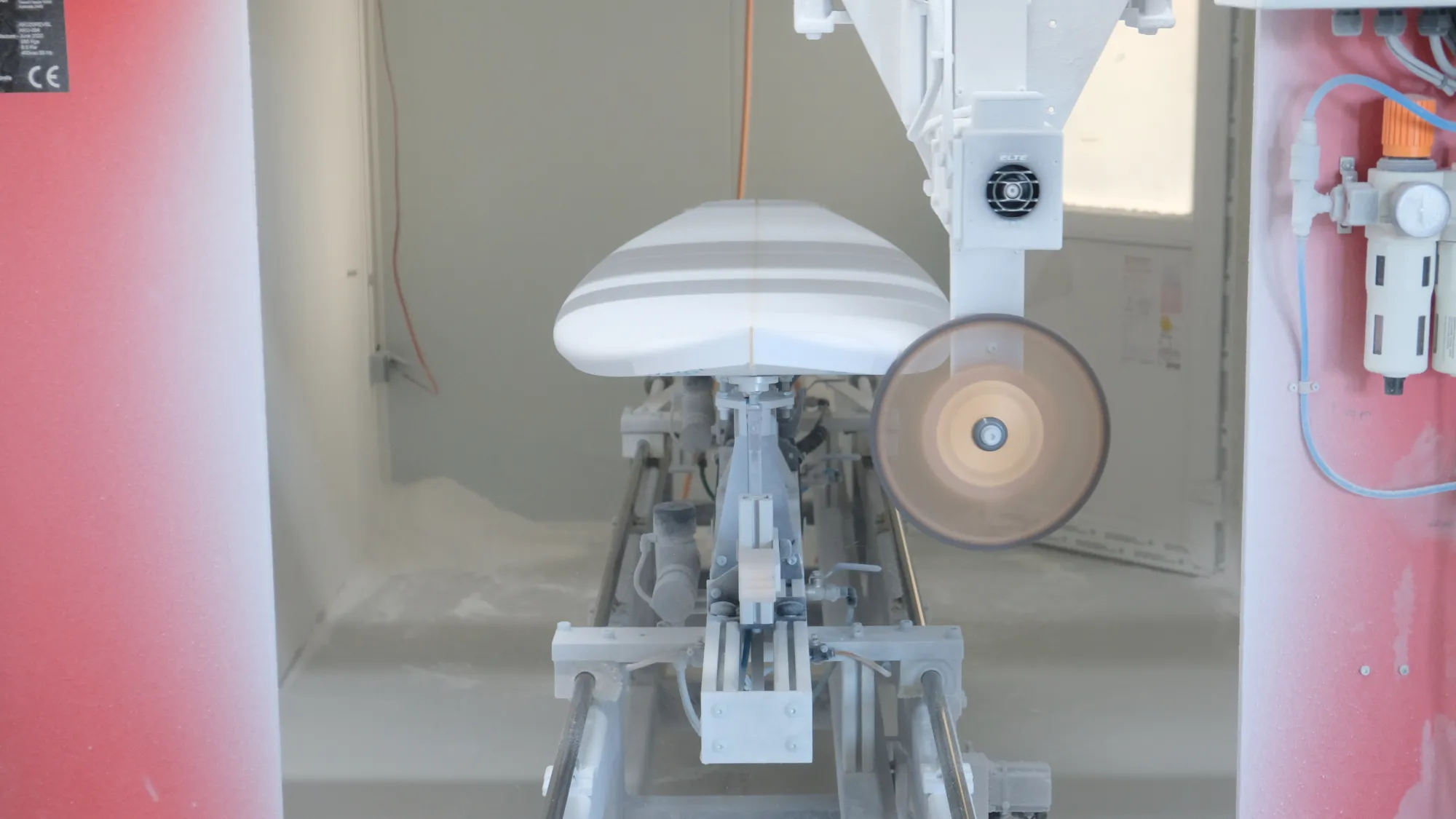 Machine CNC APS3000 en action, shape numérique d'une planche de surf
