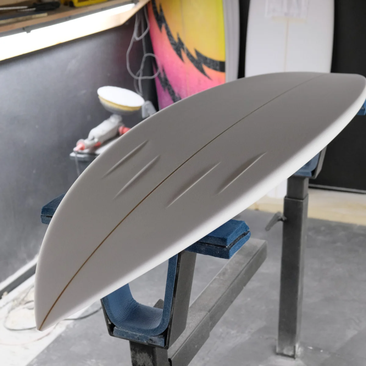 Planche shapée avec concaves et channels – travail de précision