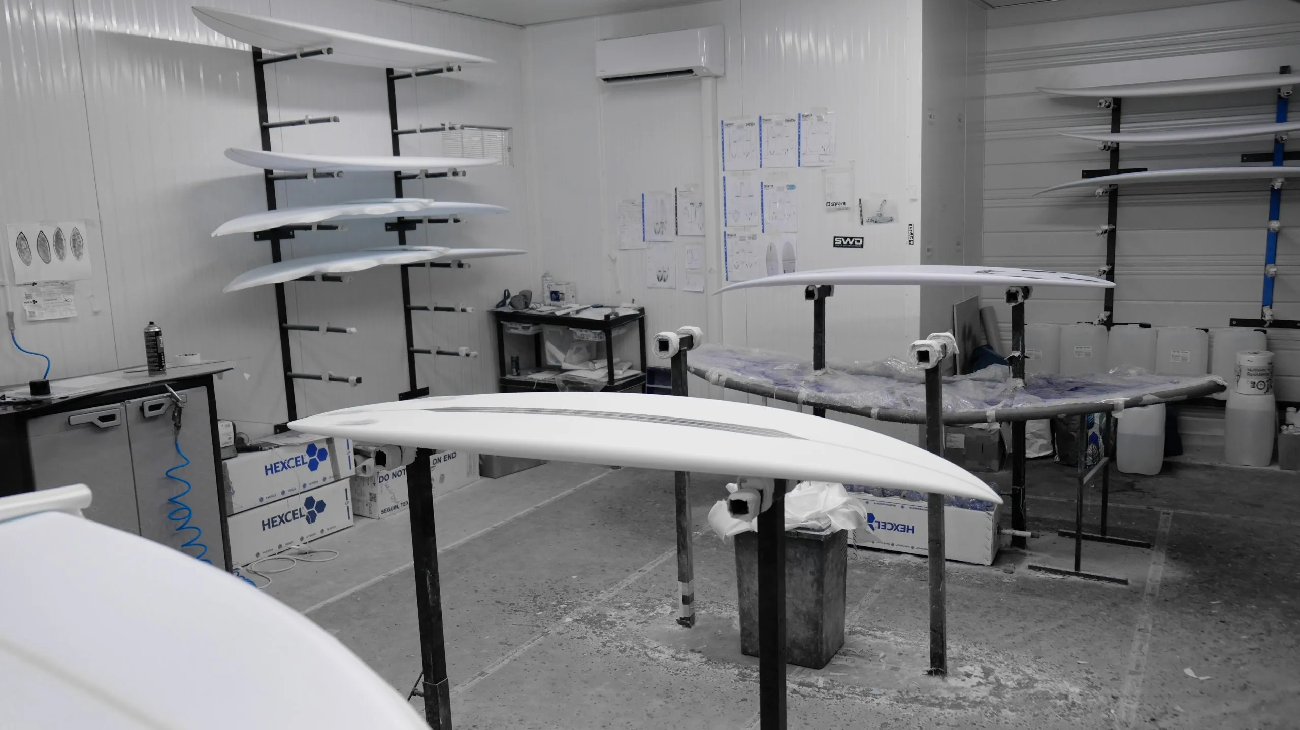 Atelier de shape Alessandro Pierre Surfboards à Seignosse – planches sur racks et matériel professionnel