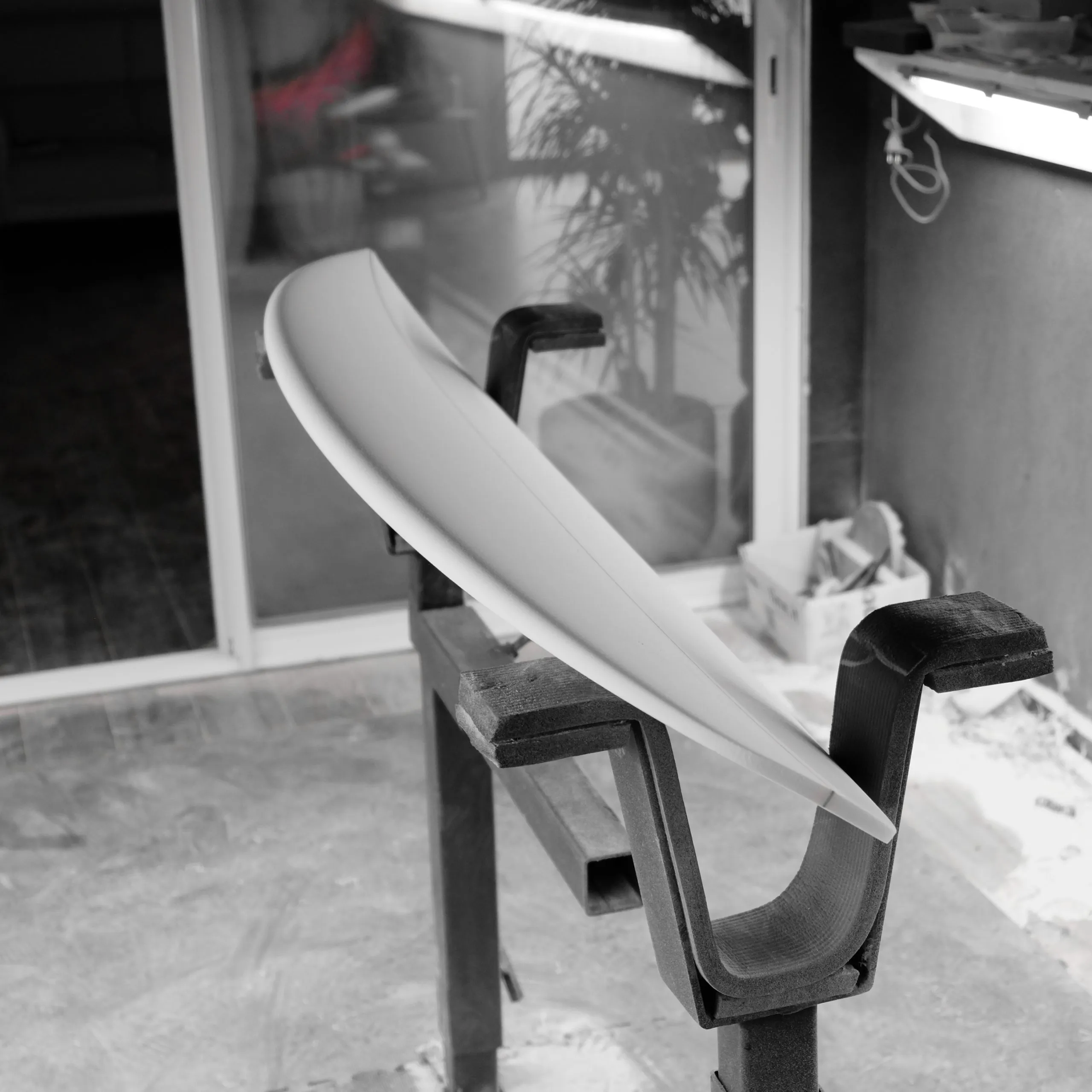 Planche de surf sur le shaping stand – vue du profil et du rocker